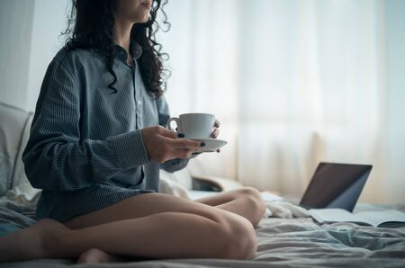 Mujer feliz comprando fajas colombianas online desde su laptop en casa