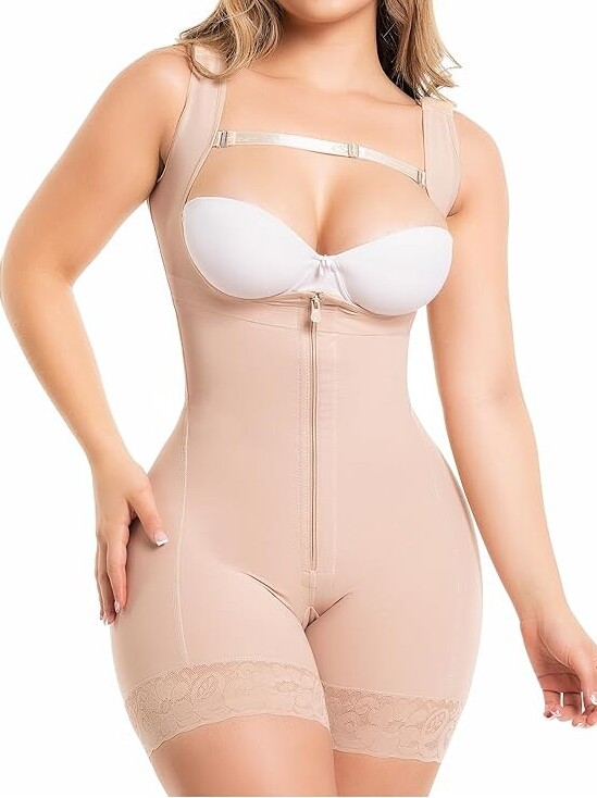 Mujer vistiendo una faja Salome beige de cuerpo completo con busto abierto, cremallera frontal y ribete de encaje en los muslos.